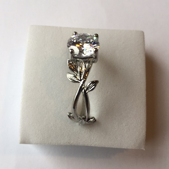 Elegant Silver Leaf Design Ring. Gorgeous.  Stunning. size 9 - Picture 6 of 6